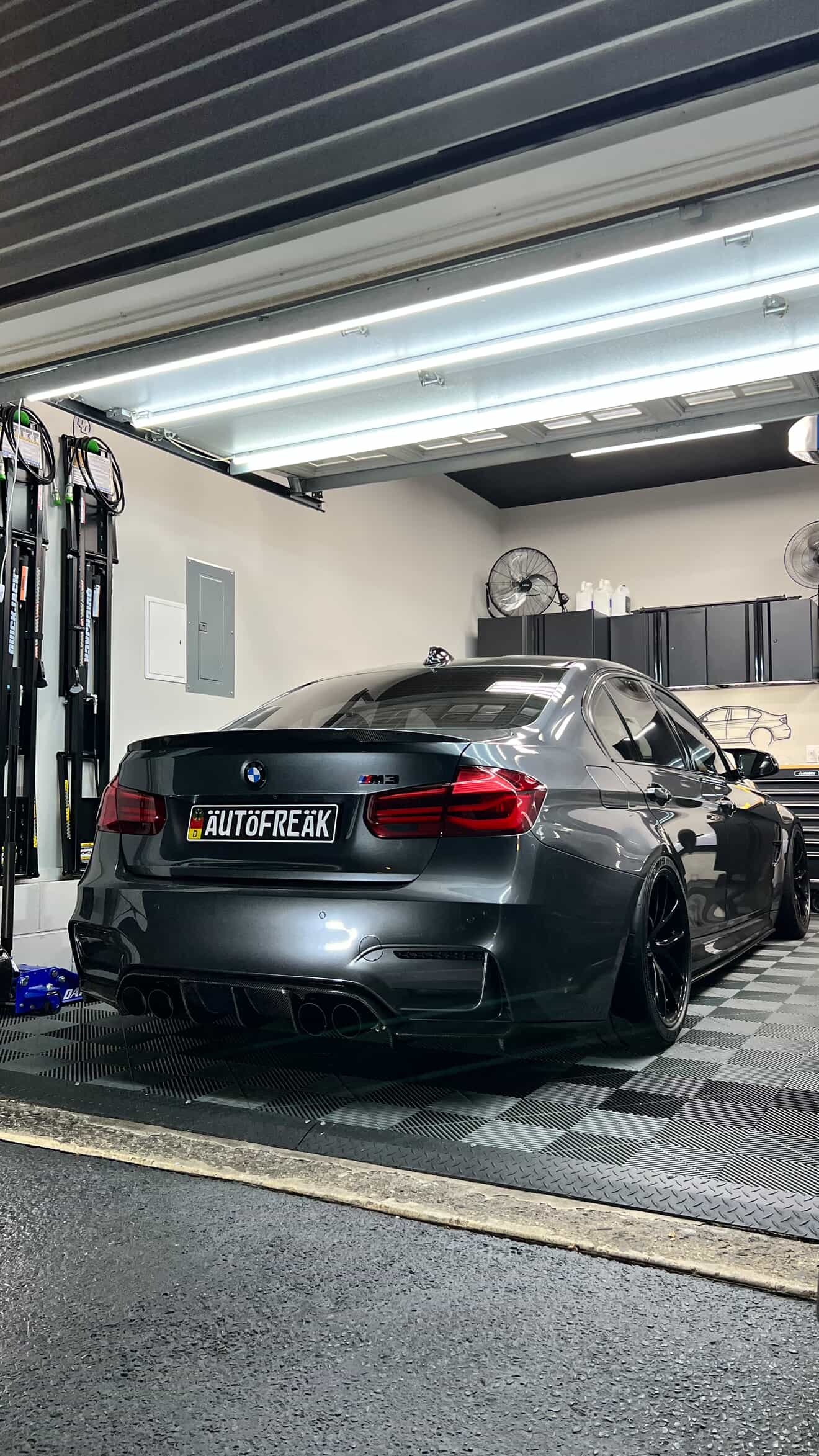 [Add On] BMW Magnetic Rear License Plate Mount - Europe