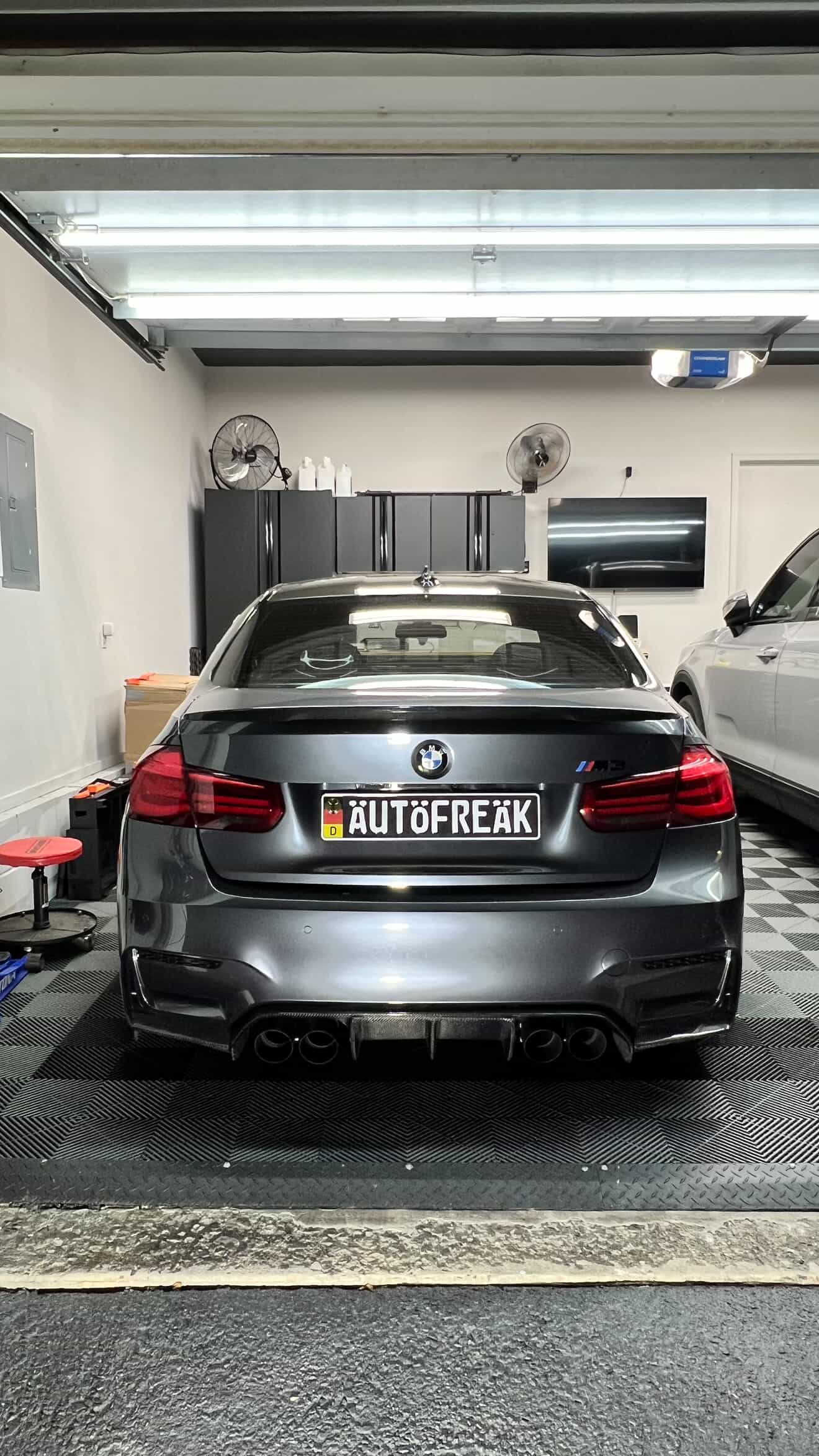 [Add On] BMW Magnetic Rear License Plate Mount - Europe